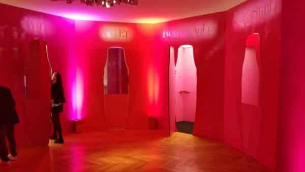 Découvrez comment L'Image en Marche a conçu une animation GIF immersive pour le lancement international de Juicy Shaker par Lancôme avec cabines photo personnalisées et partage instantané.