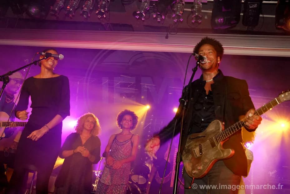 Gary Dourdan en duo avec Ayo lors d'un showcase Universal Music