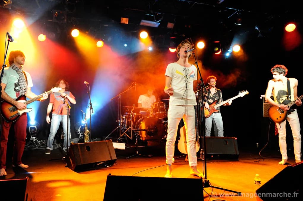 Le groupe Hangar sur scène lors d'un concert privé Universal Music
