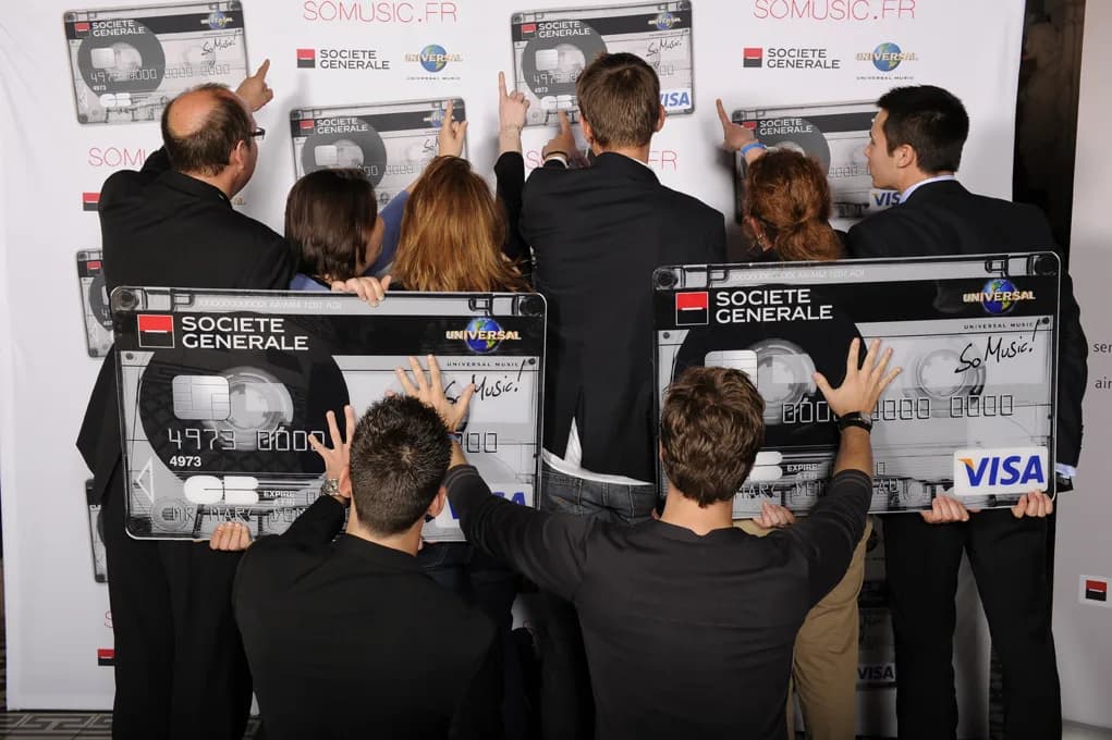 Animation photocall So Music : invités posant avec les cartes Société Générale et Universal Music