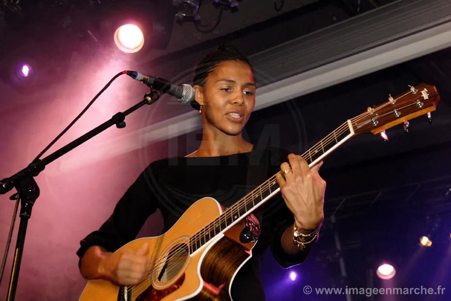 Showcase de la chanteuse Ayo, reportage photo connecté en direct