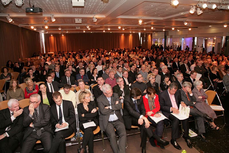 Salle comble de spectateurs assis lors d'une cérémonie de remise de prix en intérieur