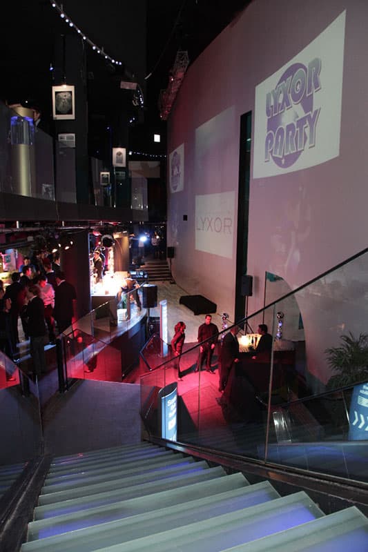 Soirée corporate Lyxor Party, escaliers et projection lumineuse sur les murs de l'aquarium