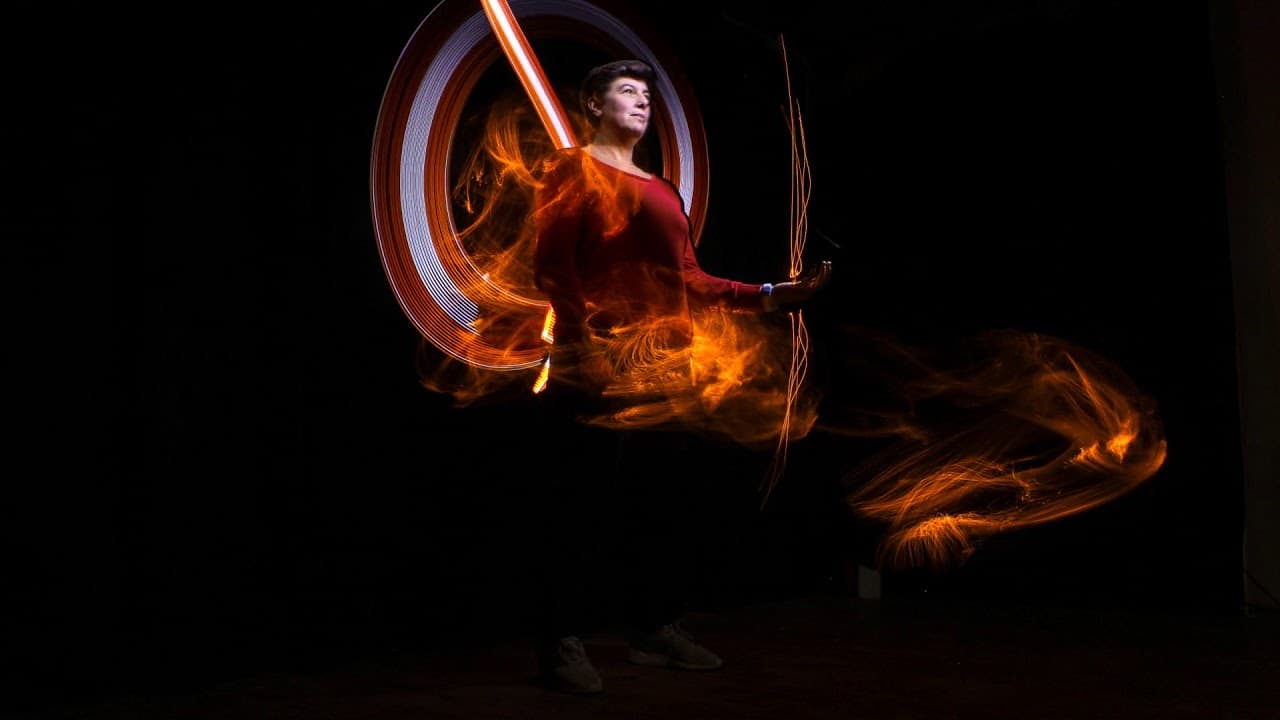 Fausse Une de magazine générée à partir d'un cliché en light painting