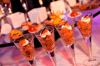 Buffet de cocktail-réception capturé par un photographe pro