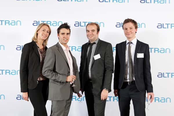 Animation photocall corporate sur décor aux couleurs de l'événement