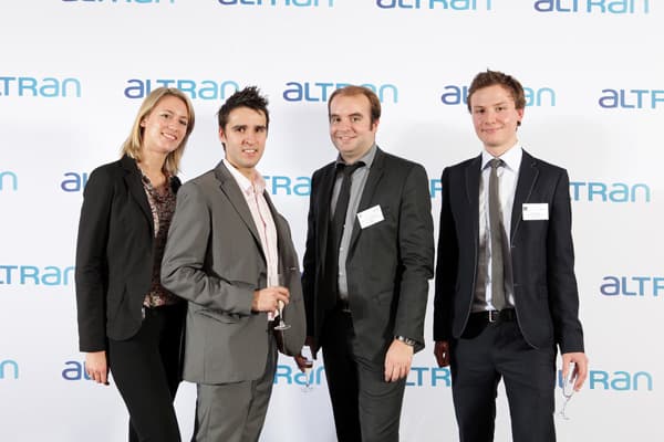 Animation photocall corporate sur décor aux couleurs de l'événement