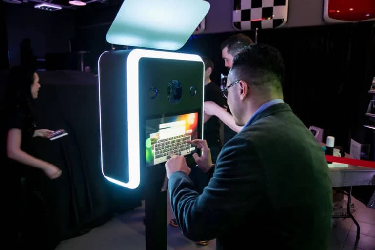 Photomaton IA vs Photobooth IA : quelle différence pour votre événement à Paris ?